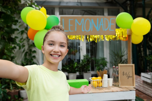 Foto grátis crianças organizando uma barraca de limonada