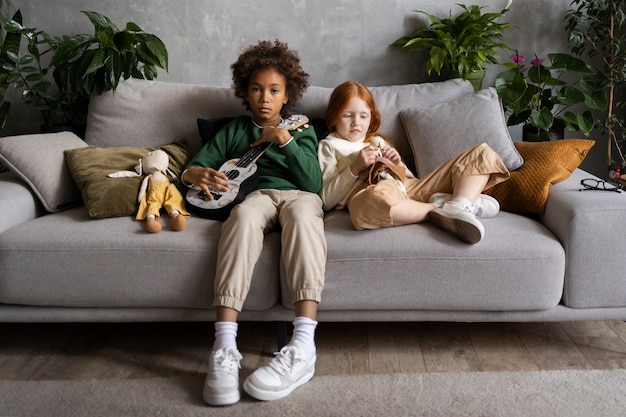 Foto grátis crianças passando tempo juntos no conforto de sua casa