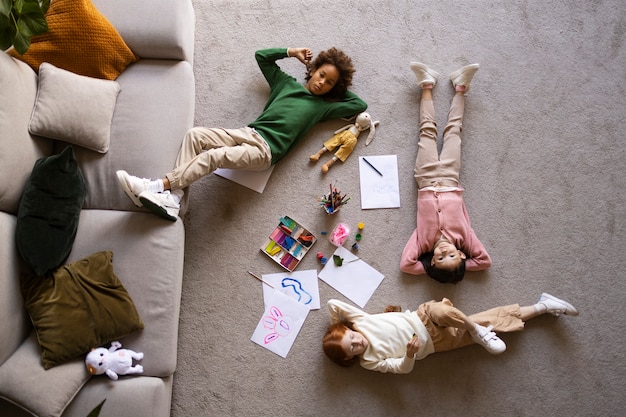 Foto grátis crianças passando tempo juntos no conforto de sua casa