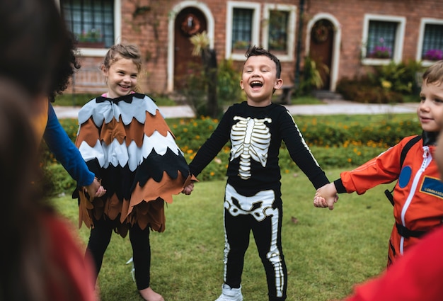 Crianças pequenas na festa de Halloween