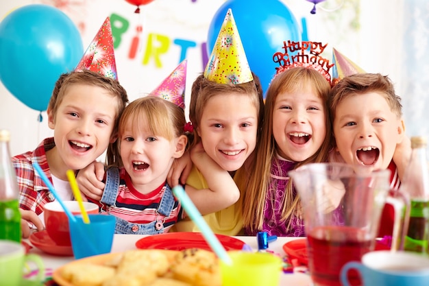 Crianças que comemoram a festa de aniversário