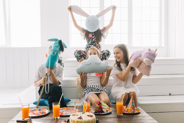 Crianças se divertindo com brinquedos durante a festa