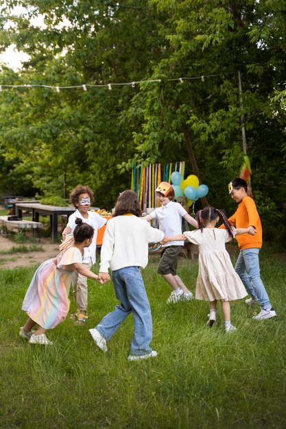 Crianças se divertindo na festa da selva