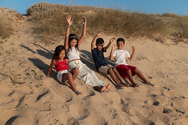 Crianças se divertindo na praia