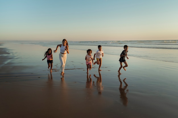 Foto grátis crianças se divertindo na praia