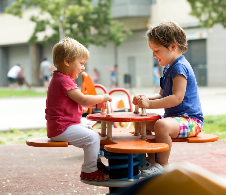 Foto grátis crianças se divertindo no playground
