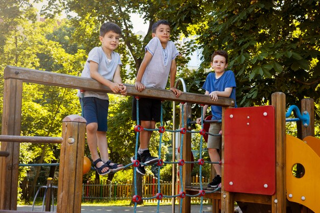 Crianças se divertindo no playground