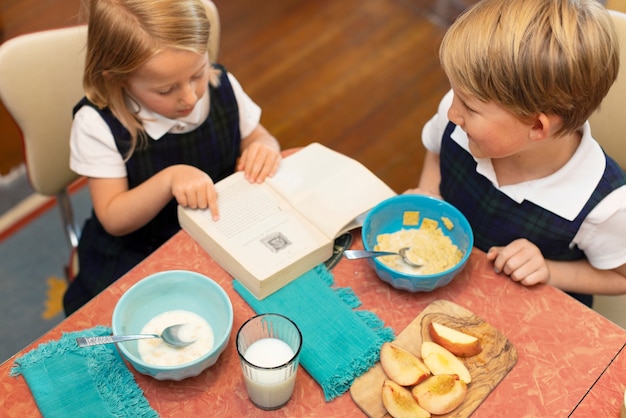 Foto grátis crianças se preparando para o primeiro dia de aula