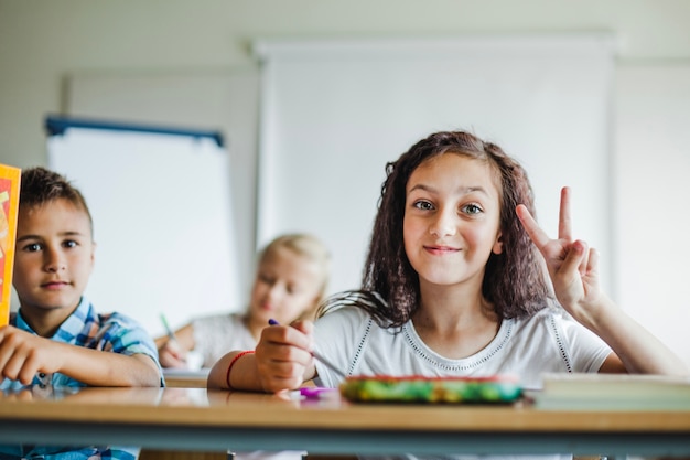 Crianças sentadas na mesa da escola