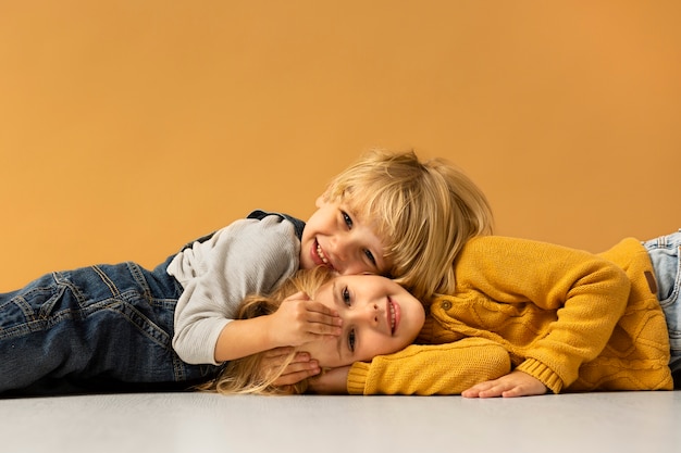 Foto grátis crianças sorridentes de tiro médio posando dentro de casa