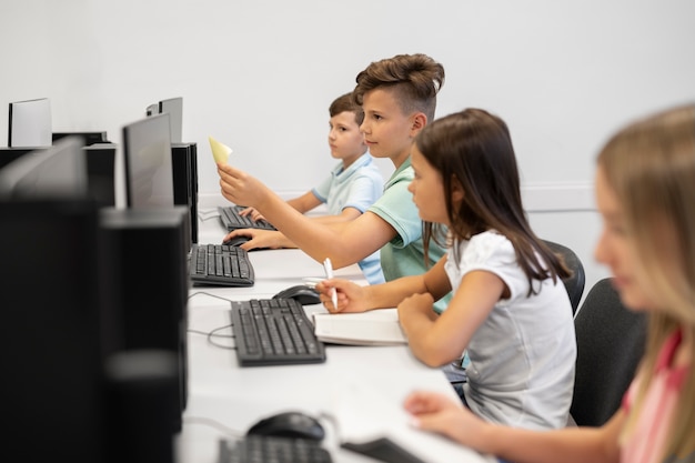 Foto grátis crianças tendo aula de educação tecnológica