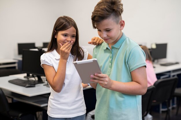 Crianças tendo aula de educação tecnológica