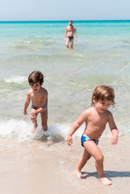 Crianças, tendo divertimento, em, a, litoral