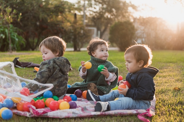 Foto grátis crianças, tocando, com, brinquedo, em, jardim