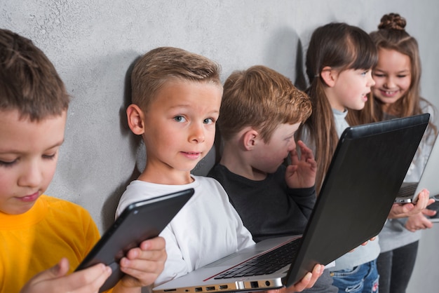 Crianças, usando, eletrônico, dispositivos