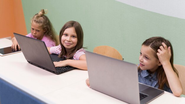 Crianças usando laptop na escola