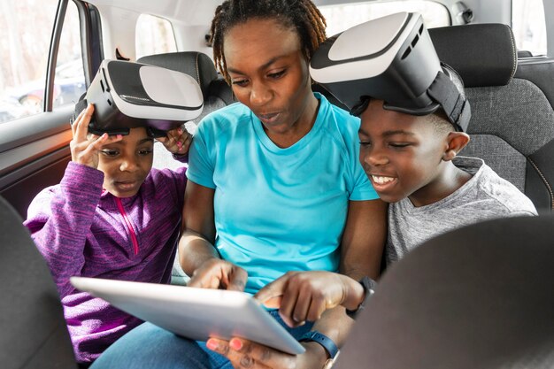 Crianças usando óculos de realidade virtual