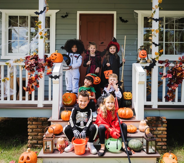 Criancinhas em trajes de Halloween