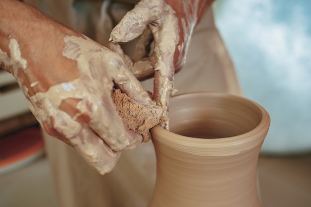 Criando um pote ou vaso de barro branco close-up