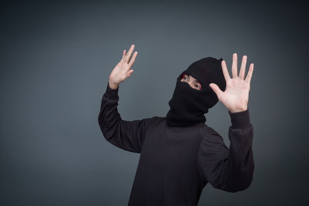 Criminosos usam uma máscara em preto sobre cinza