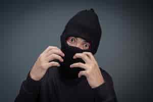 Foto grátis criminosos usam uma máscara em preto sobre cinza