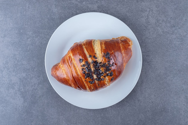 Croissant caseiro com chocolate no prato