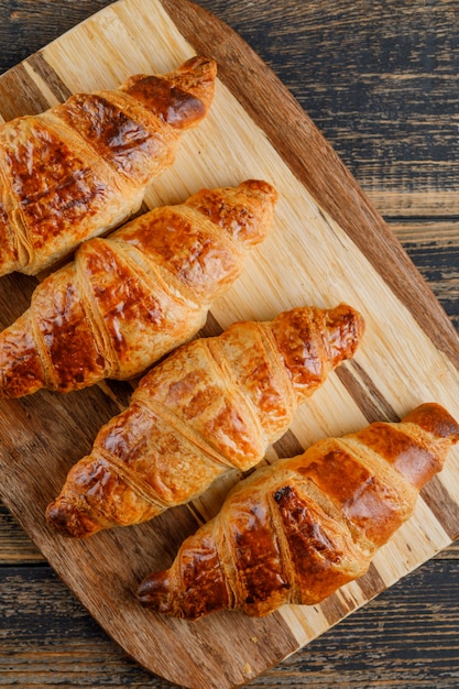 Foto grátis croissant close-up na tábua de madeira e