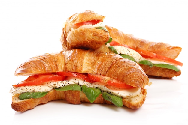 Croissant com manjericão, tomate e mussarela