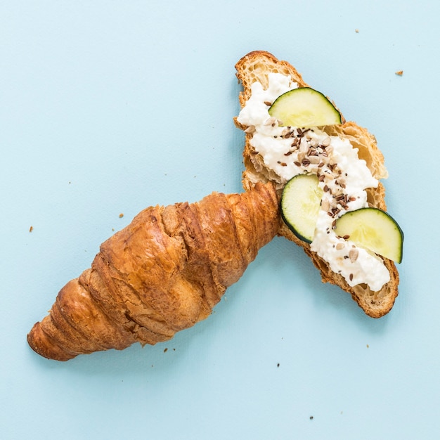 Croissant com queijo e pepino