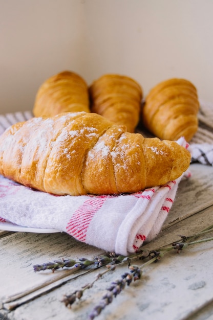 Foto grátis croissant com ramo na mesa