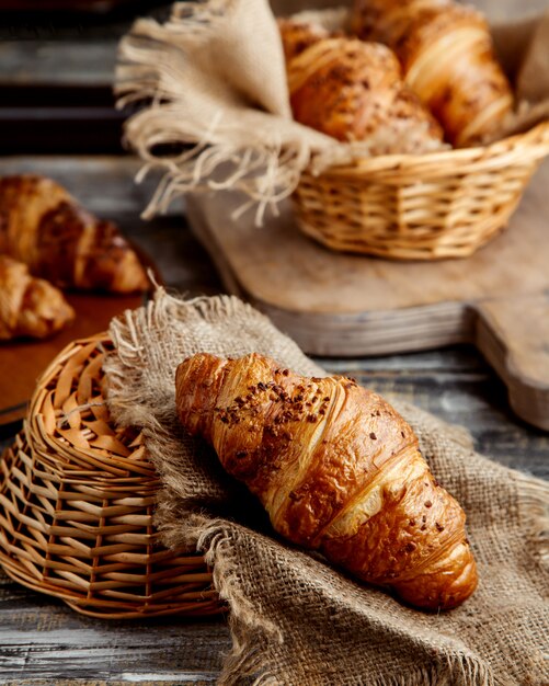 Croissant de manteiga colocado no tecido de linho