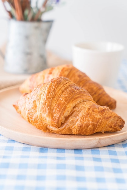 Croissant de manteiga na mesa