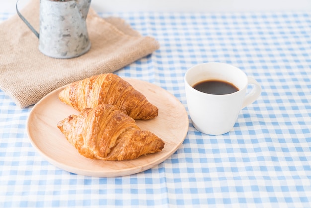 Croissant de manteiga na mesa