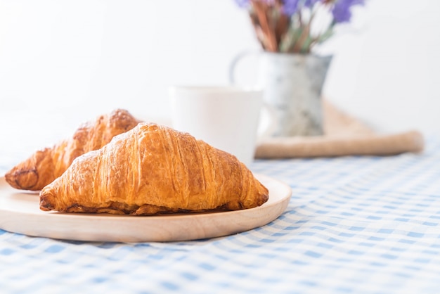 Croissant de manteiga na mesa