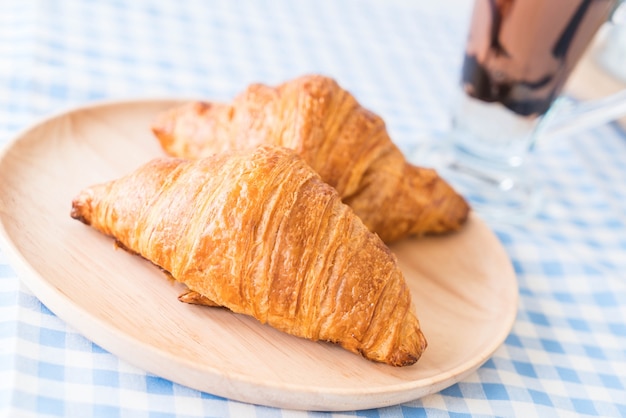 croissant de manteiga na mesa