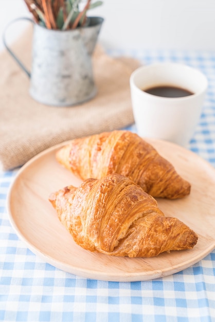 croissant de manteiga na mesa