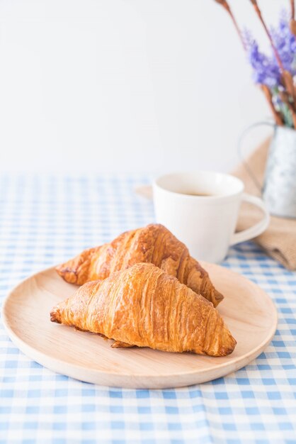 croissant de manteiga na mesa