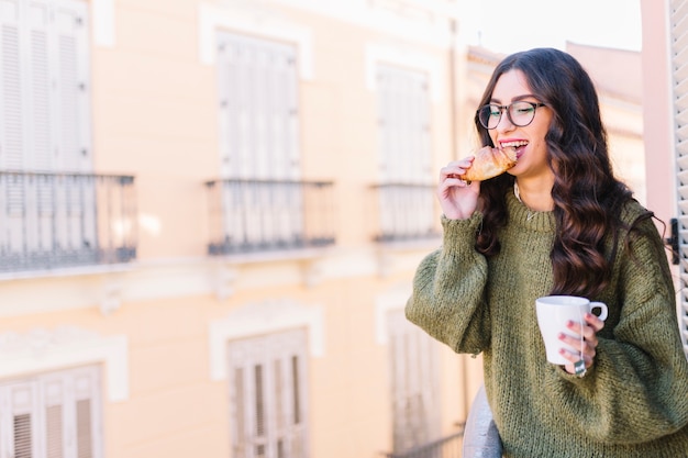 Foto grátis croissant de mulher cheia de mulher