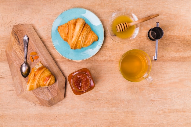 Croissant de pastelaria com configuração plana de mel