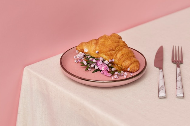 Foto grátis croissant delicioso de alto ângulo no prato