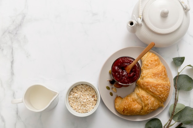 Croissant e geléia caseira suculenta fresca