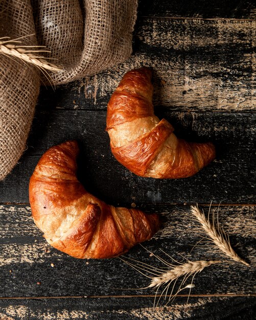 croissant e trigo na mesa