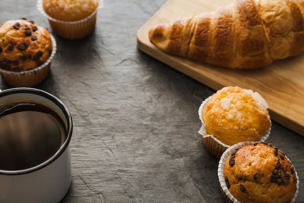 Foto grátis croissant saboroso e muffins com café