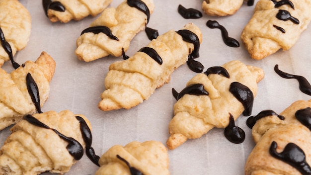 Croissants caseiros com cobertura em chocolate