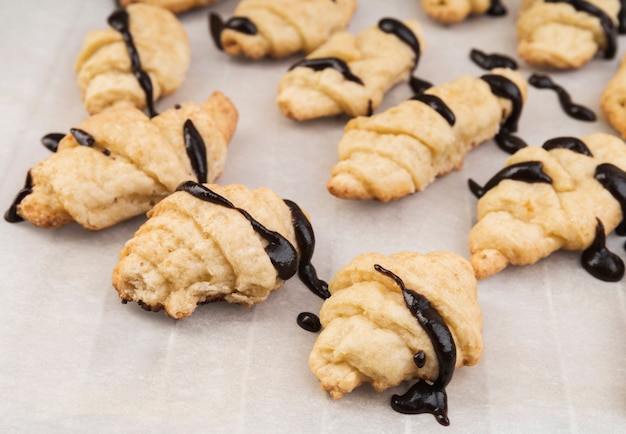 Foto grátis croissants caseiros de close-up com chocolate