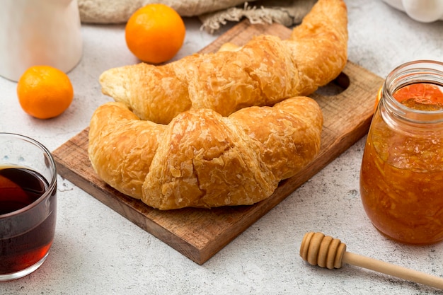 Foto grátis croissants caseiros de close-up com geléia