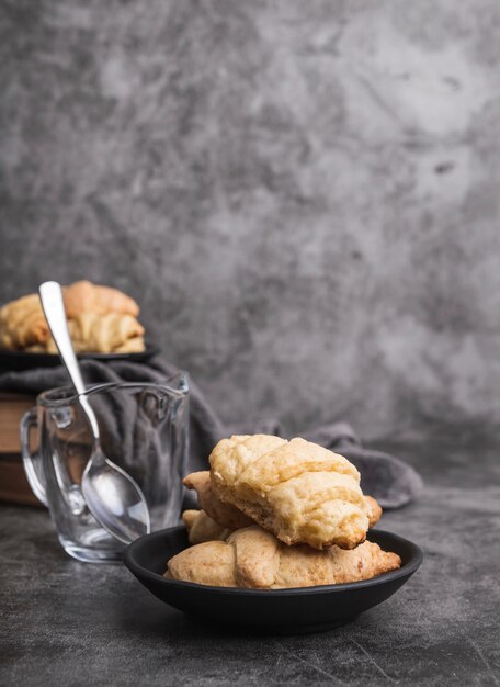 Croissants caseiros de close-up em um prato