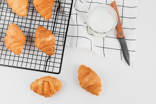 Foto grátis croissants caseiros de vista superior com leite