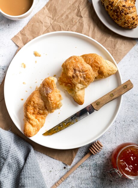 Croissants caseiros de vista superior em um prato