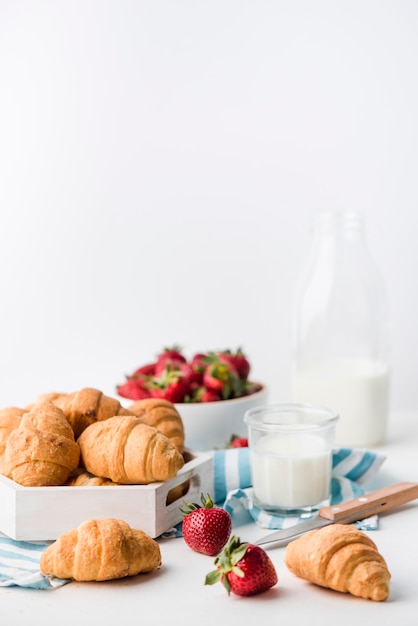 Croissants caseiros deliciosos prontos para ser servido